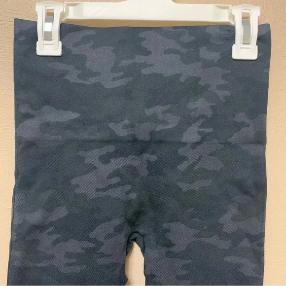 SPANX Look At Me Now Seamless Cropped Camo Leggings Size Small - Picture 4 of 6